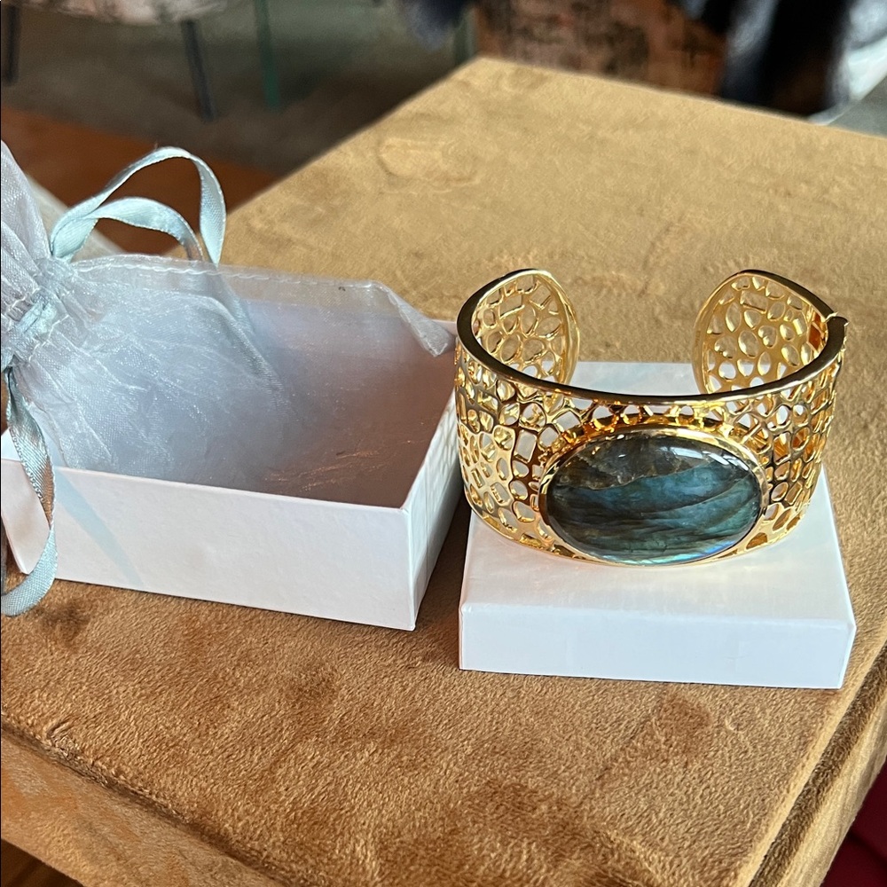 Elegant Gold Cuff Bracelet with Blue Stone